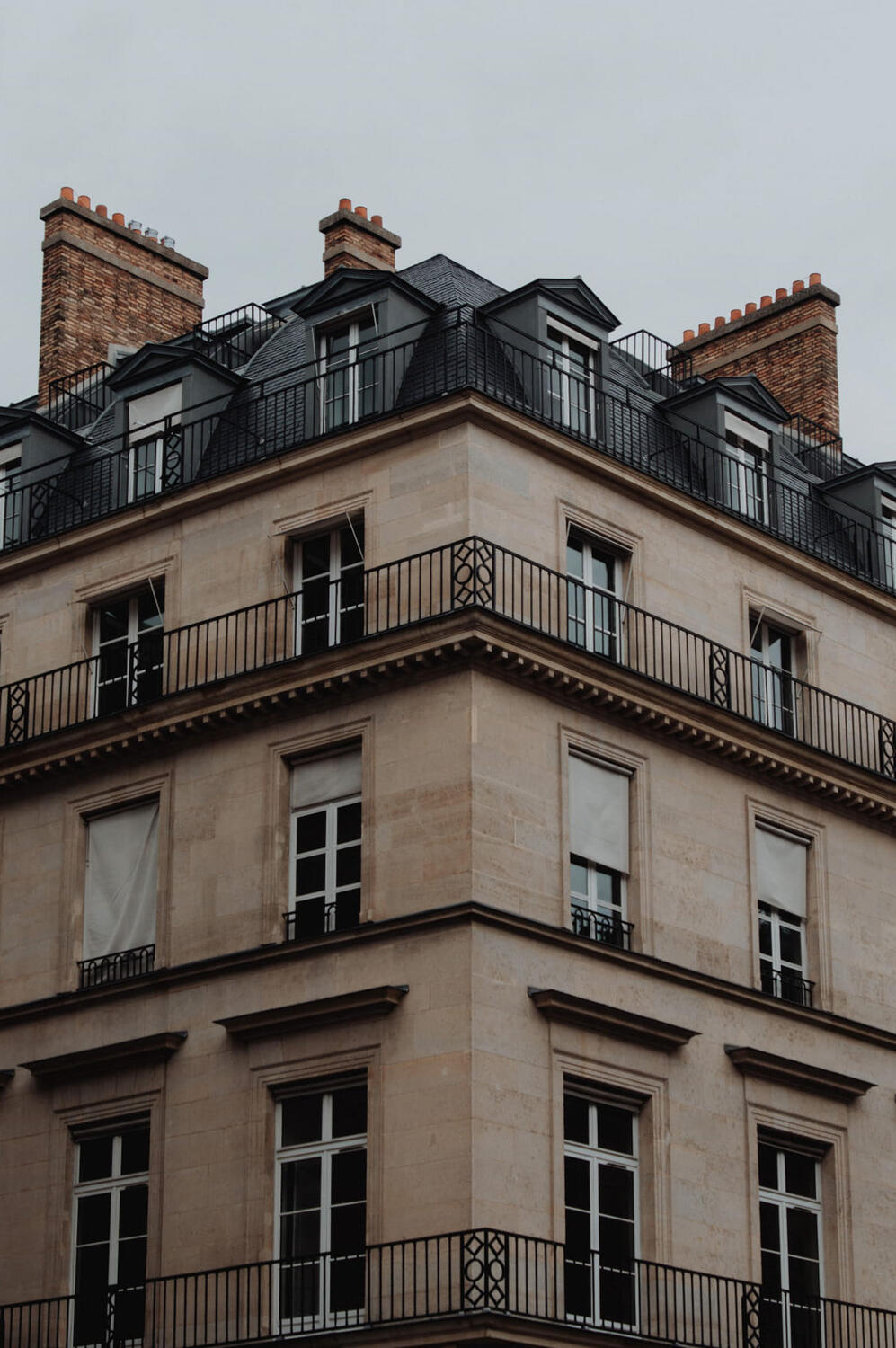 Angle of a Paris building centered in the frame